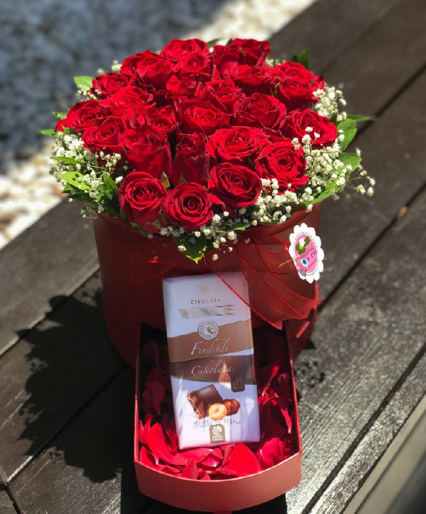 Kırmızı Gül Hediyeli Kutu Aranjman