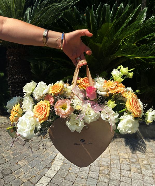 Beyaz Lisyantus Renkli Gül Kalpli Kutu